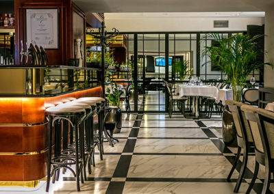 sala główna łodzkiej restauracji Quale z widocznym barem i stolikami